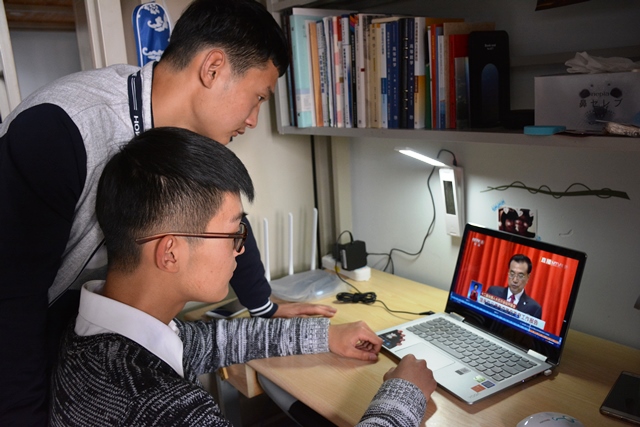 员工在宿舍观看直播 李博一摄影