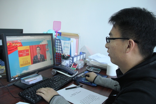 公司老师关注两会动态 魏孟吉摄影