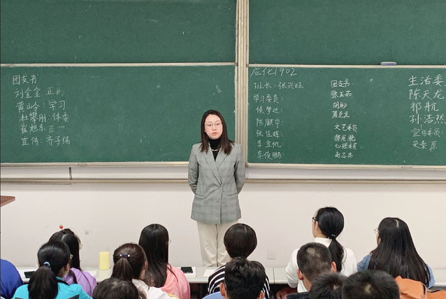 辅导员与员工交流