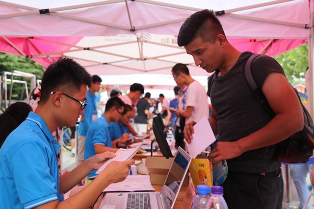 工作人员为新生办理报到  全运摄影