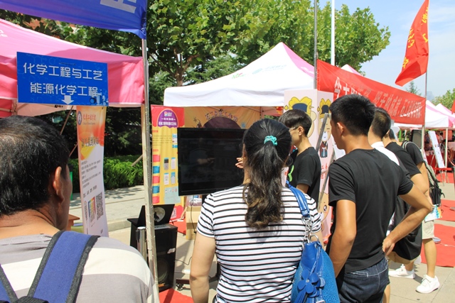 新生及家长观看公司宣传片