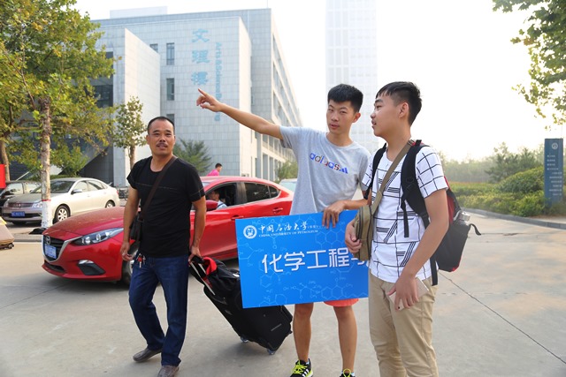 引导新生前往报到处  全运摄影