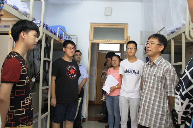 杨经理看望新生 冉维摄影