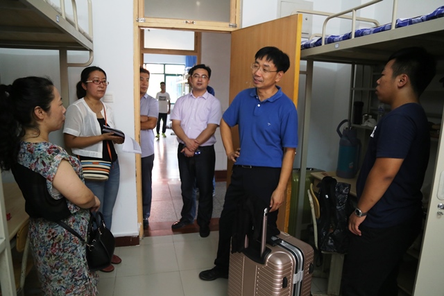 公司领导与新生及家长亲切交谈 赵明超摄影