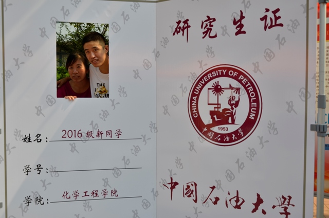 新生与家长合影 刘鑫鑫摄影