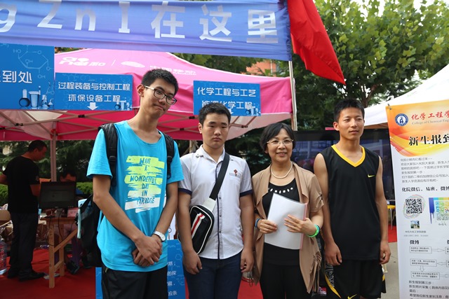 董事长与新生合影 全运摄影