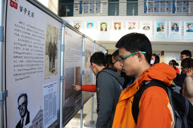 员工观看图片展 魏孟吉摄影