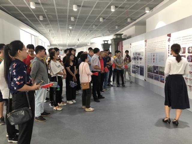 支部党员观看《与共和国同行》展览 于洙末摄影