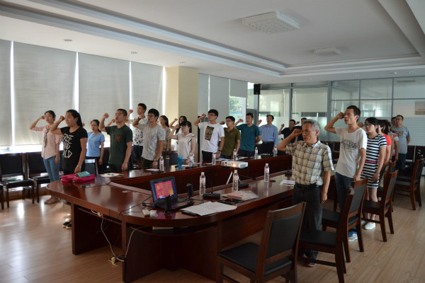 全体党员宣读入党誓词 倪鹏摄影 全体党员宣读入党誓词 倪鹏摄影