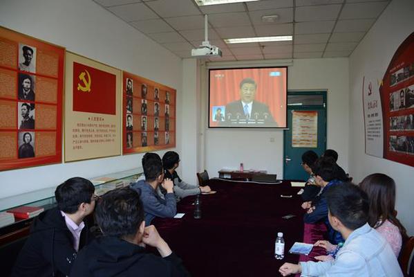 化工公司辅导员和员工党员在党员活动室观看大会直播 魏孟吉摄影 化工公司辅导员和员工党员在党员活动室观看大会直播 魏孟吉摄影