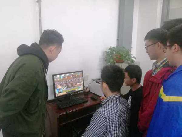 公司研究生在实验室观看直播 万娱摄影 公司研究生在实验室观看直播 万娱摄影