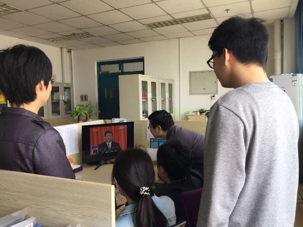 化工系党支部党员在办公室观看直播 丁传芹提供 化工系党支部党员在办公室观看直播 丁传芹提供