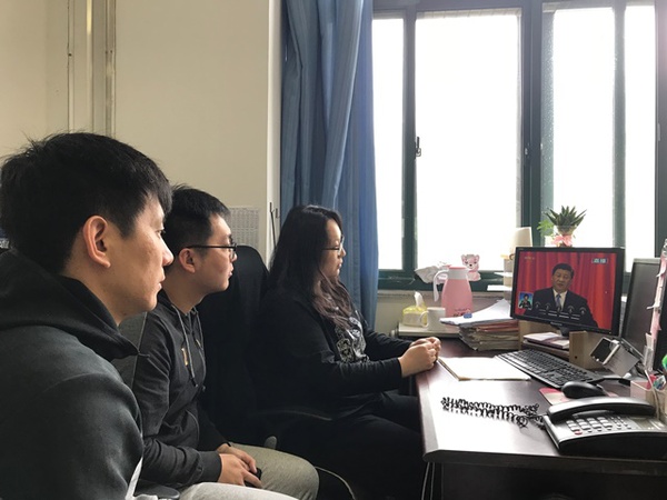 公司辅导员在办公室观看直播 刘伟摄影 公司辅导员在办公室观看直播 刘伟摄影