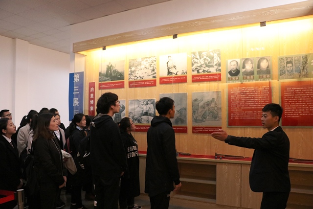 参观纪念馆 袁鑫摄影