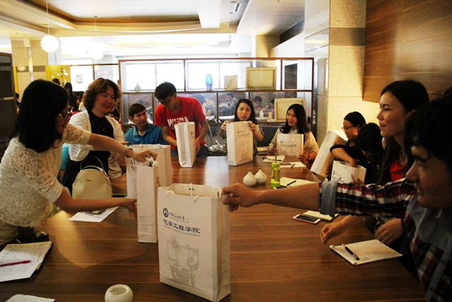 为员工送上爱心礼包  赵明超摄影