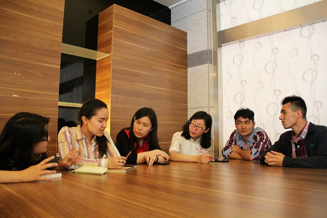 认真倾听  赵明超摄影