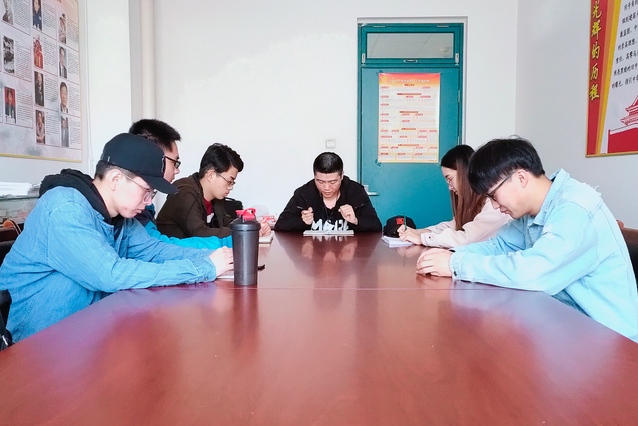 2017级分小组进行研讨