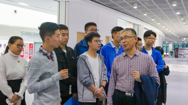 杨朝合经理向同学们介绍公司有关的历史 石晓雪摄影