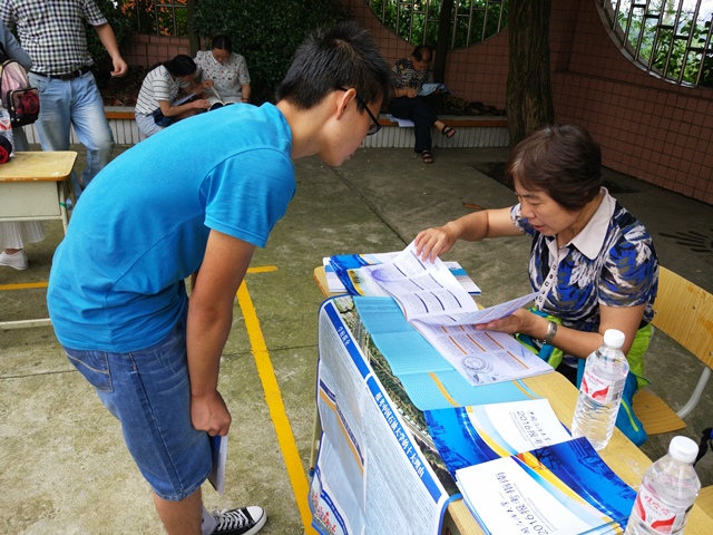 张秀霞在普定县第一中学招生宣传 张秀霞在普定县第一中学招生宣传