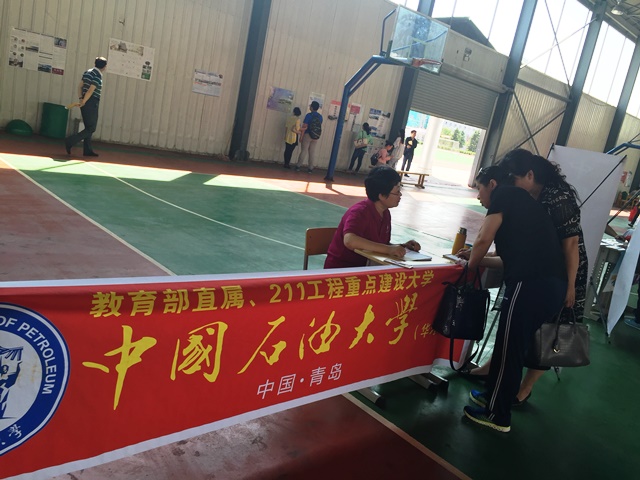 王兰娟在海拉尔第二中学宣讲 王兰娟在海拉尔第二中学宣讲