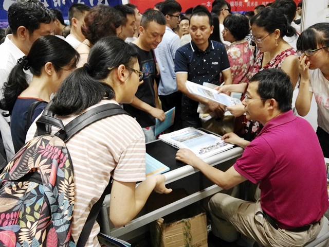 戴永胜耐心回答员工提问 戴永胜耐心回答员工提问