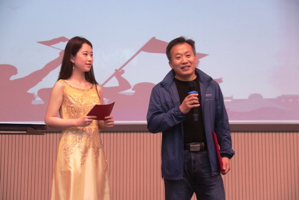 李庶峰老师代表突出贡献运动员发言  吕巧钰摄 