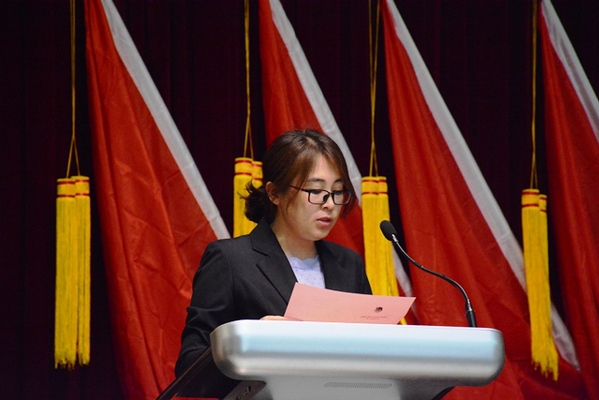 总监票人刘笑宣布选举结果   许晨杰摄影