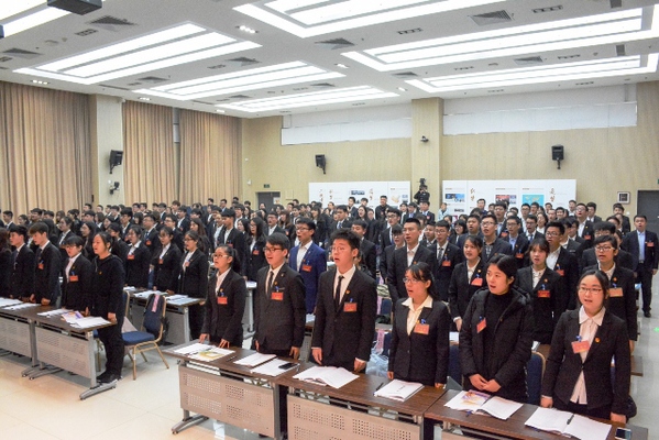 全体参会代表合唱国歌   李博一摄影