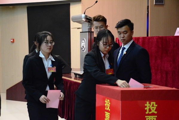 与会代表投票   陈浩摄影