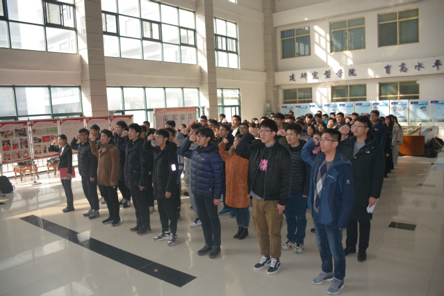 公司团委书记郭孟带领新党员宣誓 杨扬摄影 公司团委书记郭孟带领新党员宣誓 杨扬摄影