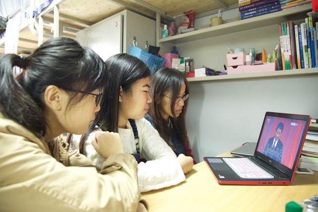 公司员工在宿舍观看大会直播 全运摄影 公司员工在宿舍观看大会直播 全运摄影