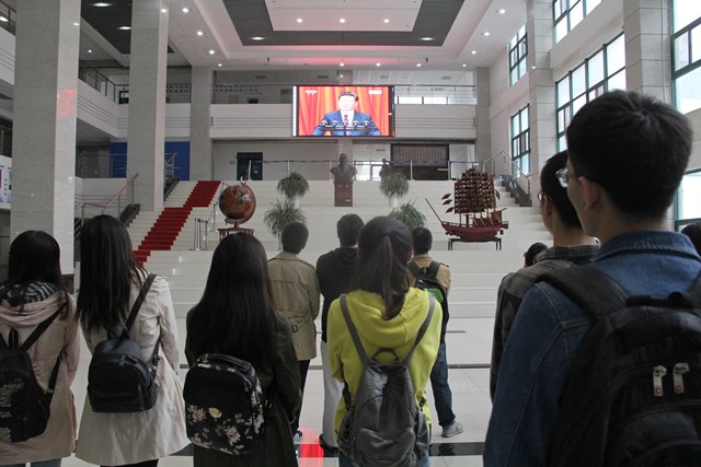 公司师生在工科楼A座大厅观看大会直播 魏孟吉摄影 公司师生在工科楼A座大厅观看大会直播 魏孟吉摄影