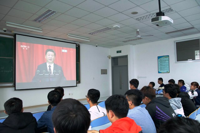 公司组织员工在教室观看大会直播 全运摄影 公司组织员工在教室观看大会直播 全运摄影