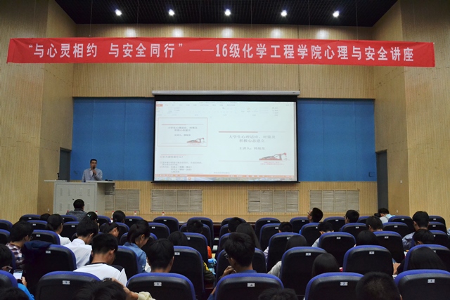 韩旭东老师进行老员工心理健康教育 魏孟吉摄影 韩旭东老师进行老员工心理健康教育 魏孟吉摄影