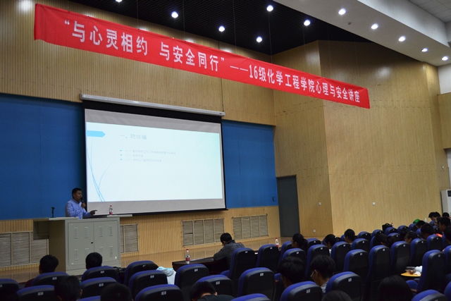 孙乐民老师介绍如何防诈骗 魏孟吉摄影 孙乐民老师介绍如何防诈骗 魏孟吉摄影