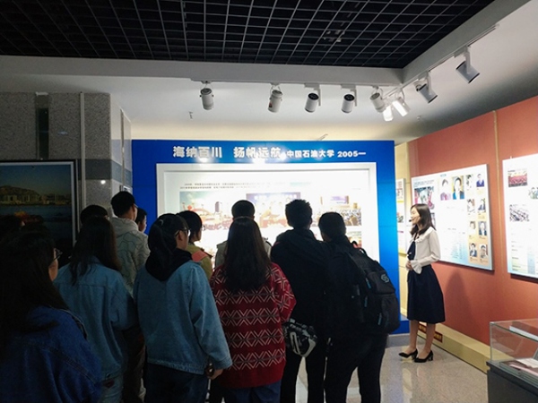 参观校史馆   郑博士摄影