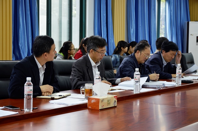 教师评委认真阅读资料 刘鑫鑫摄影