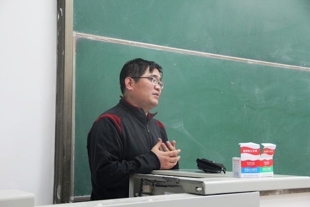 副经理王振波讲解就业形势 何志军摄影