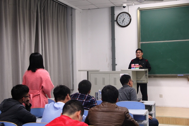 员工现场提问 何志军摄影