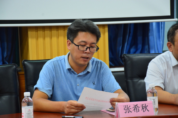 组织部副部长张希秋代表公司党委宣读任命文件 魏孟吉摄影 组织部副部长张希秋代表公司党委宣读任命文件 魏孟吉摄影