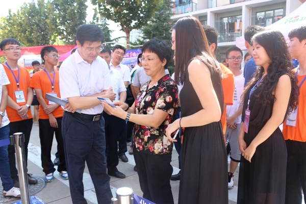 校领导一行看望新生 校领导一行看望新生