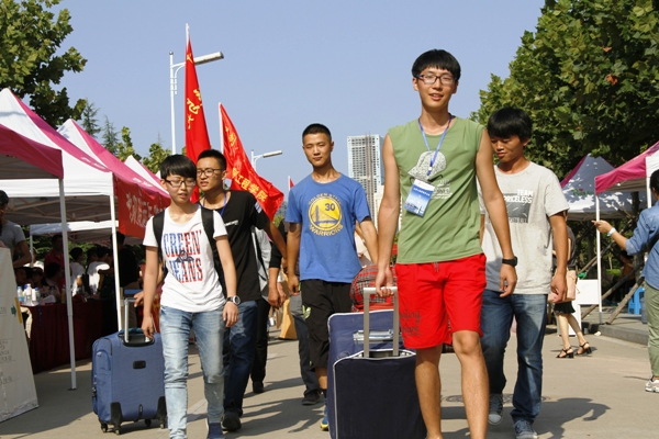 新生走进校园 新生走进校园