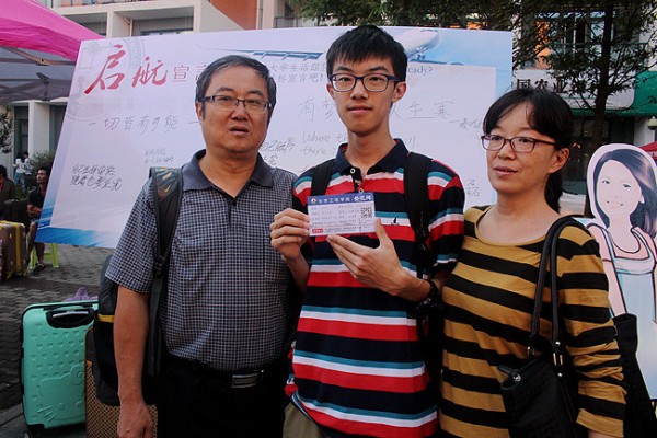 员工与家长在启航墙前合影 员工与家长在启航墙前合影