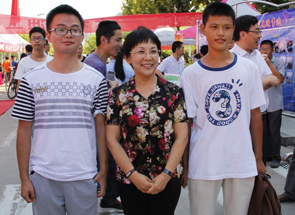 山董事长与新生合影 山董事长与新生合影