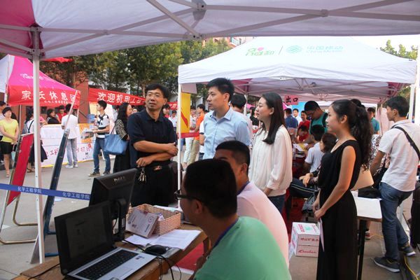 公司领导看望新生 公司领导看望新生