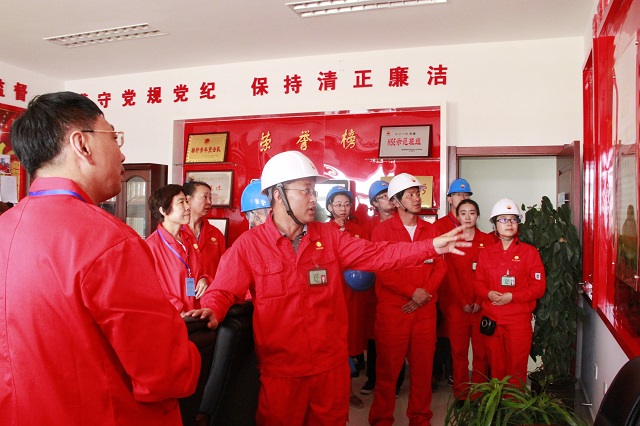 参观企业党员活动室 赵明超摄影