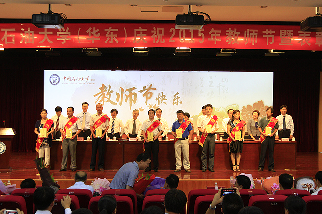 吴明铂作为劳动模范领奖 吴明铂作为劳动模范领奖