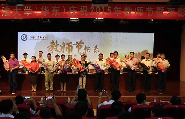 田原宇、张秀霞作为国家级奖励获得者代表领奖 田原宇、张秀霞作为国家级奖励获得者代表领奖