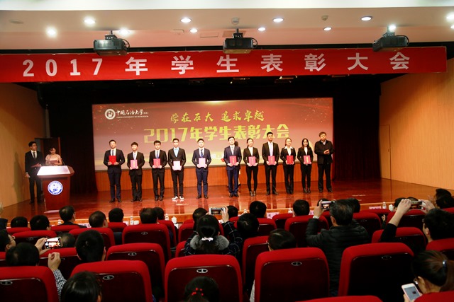 徐燕作为研究生学术十杰上台领奖（右五）