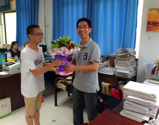 员工为辅导员献花 员工为辅导员献花